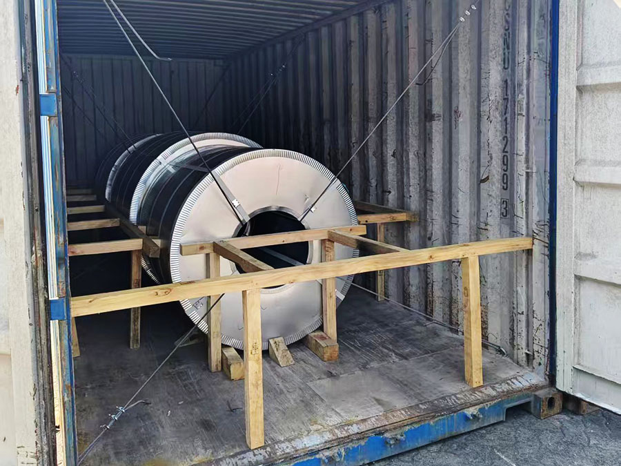 Load 100 tons of Zinc-Aluminum Coils onto the vessel for shipment to India