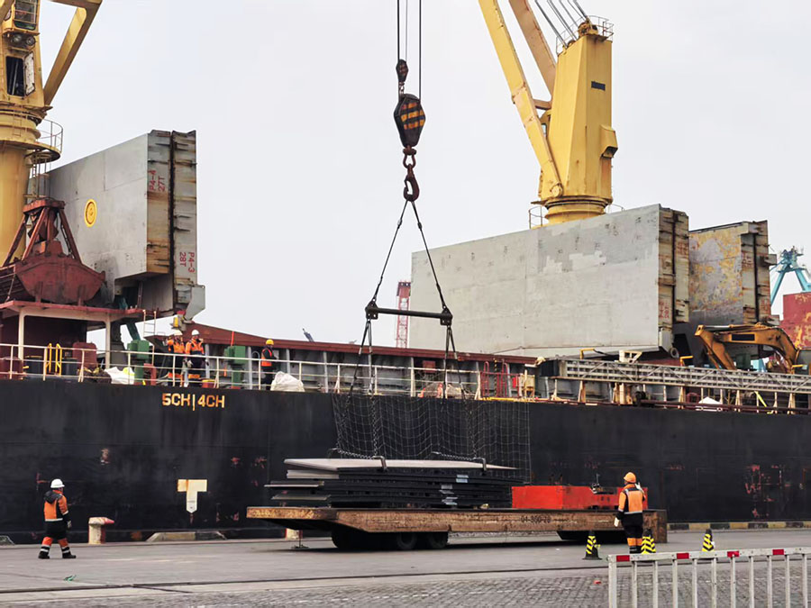 250 tons of A516GR70 steel plates are being loaded onto the ship, ready for shipment to Pakistan